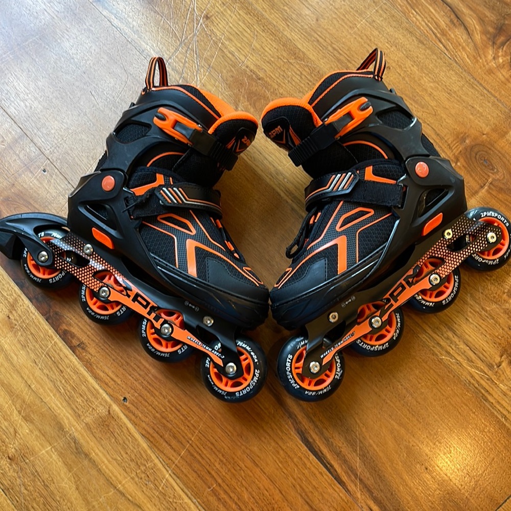 Youth rollerblades in excellent condition. Size large 4-7. Never worn outside